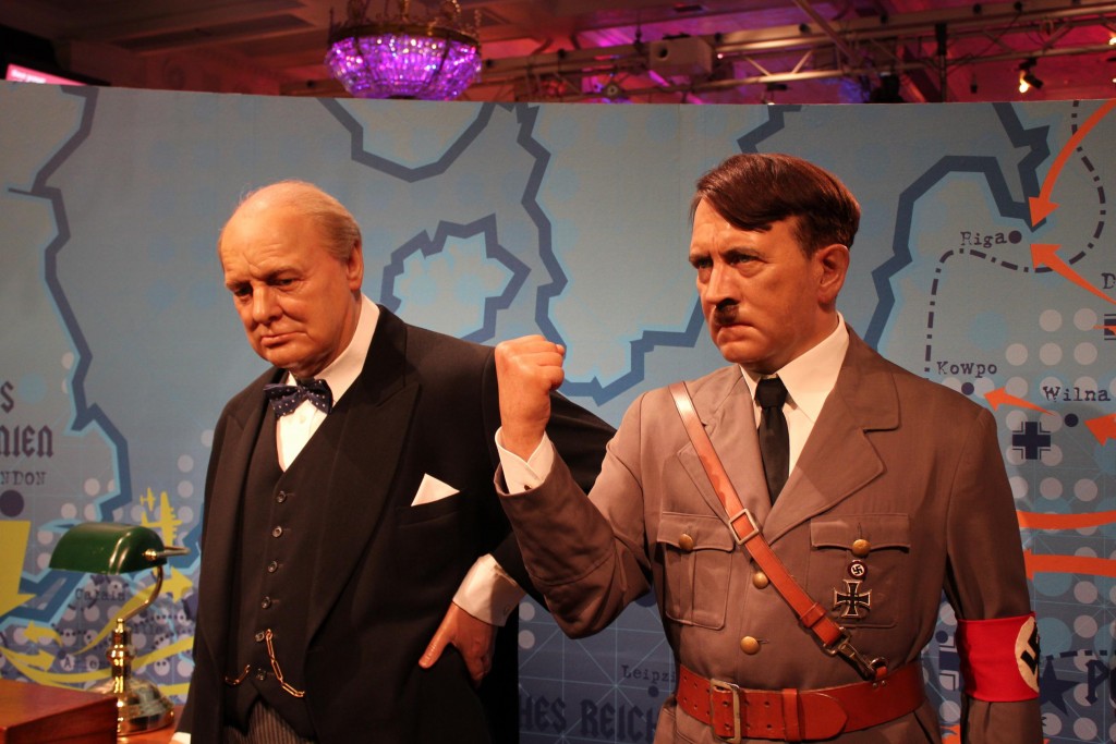 Churchill e Hitler - foto: mapadelondres.org