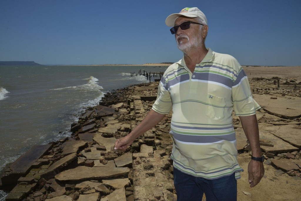 Carlos de Castro, 63 anos, passeia pelas ruínas da antiga cidade de Casa Nova, inundada para a construção da barragem de Sobradinho. Foto: Marcello Casal Jr/ Agência Brasil