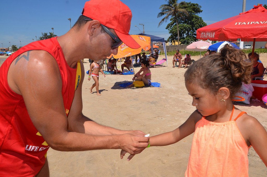 Nas praias de Itapemirim (ES) durante o verão, guarda-vidas estão distribuindo pulseirinhas de identificação para as crianças Foto: Divulgação/Prefeitura de Itapemerim - ES