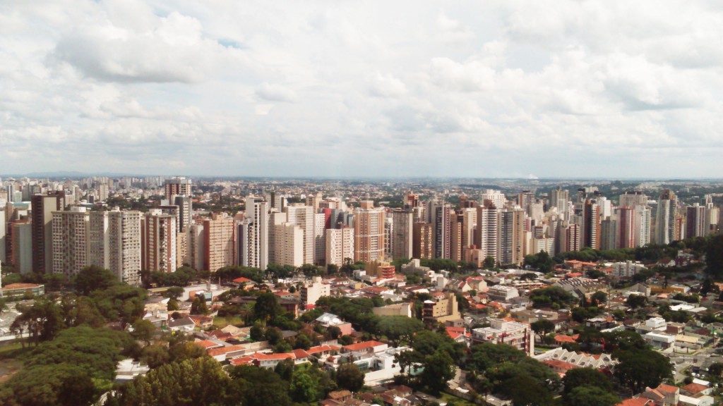 Visitantes têm uma visão privilegiada de Curitiba, no mirante da Torre.