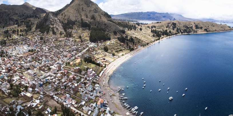 A cidade fica às margens do lago Titicaca e tem um clima descolado. Foto: divulgação