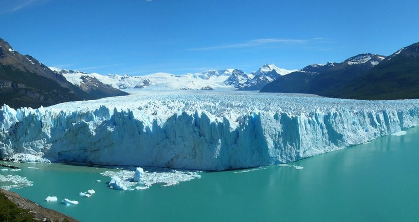 Pode-se admirar o gigante gelado durante um passeio de barco. Foto: divulgação